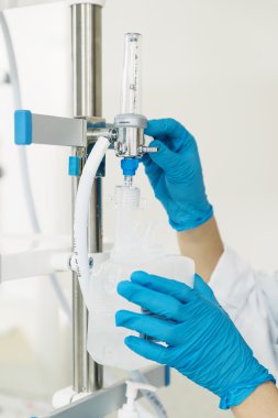 Yeşil elbise, manip giyinmiş genç kadın doktor anestezi uzmanı