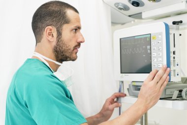 Tıbbi doktor hastanede EKG testi yapma
