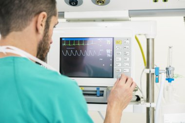 Tıbbi doktor hastanede EKG testi yapma