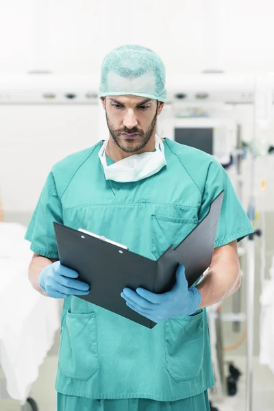Medical nurse worker examining a medical report — Stock Photo, Image