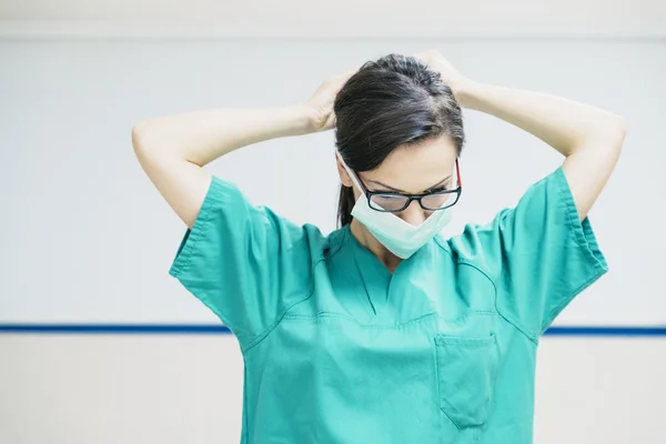 Enfermeira trabalhando colocando sua máscara médica — Fotografia de Stock