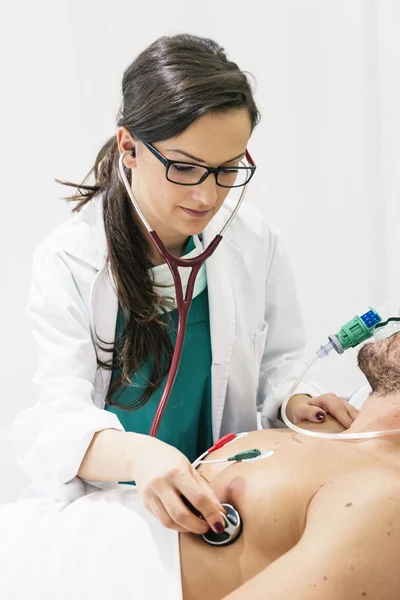 O médico está a cuidar de um homem doente. — Fotografia de Stock