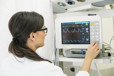 Tıbbi doktor hastanede EKG testi yapma.