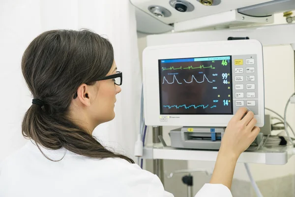 Médecin faisant un test ECG à l'hôpital . — Photo