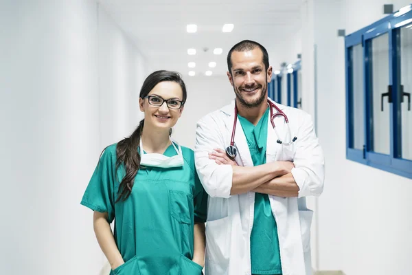 Médico sorridente e enfermeira retrato . — Fotografia de Stock