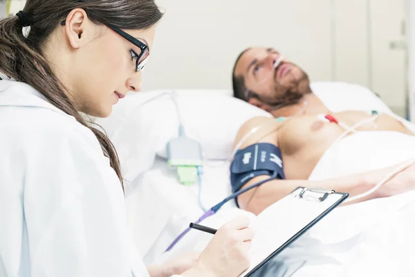 El doctor está cuidando a un hombre enfermo —  Fotos de Stock