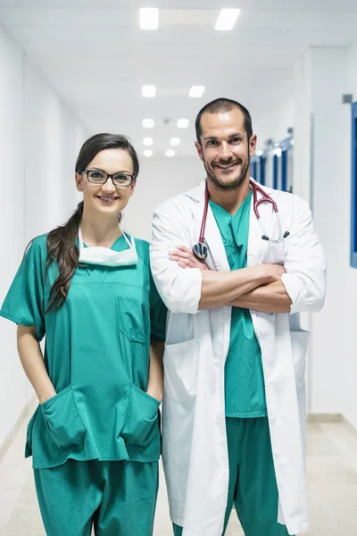 Médico sorridente e enfermeira retrato — Fotografia de Stock