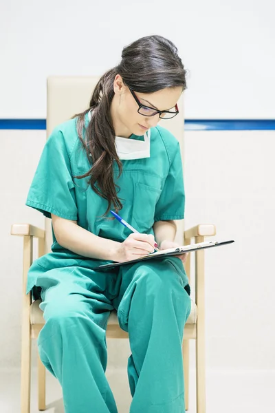 Медсестра вивчає звіт пацієнта . — стокове фото
