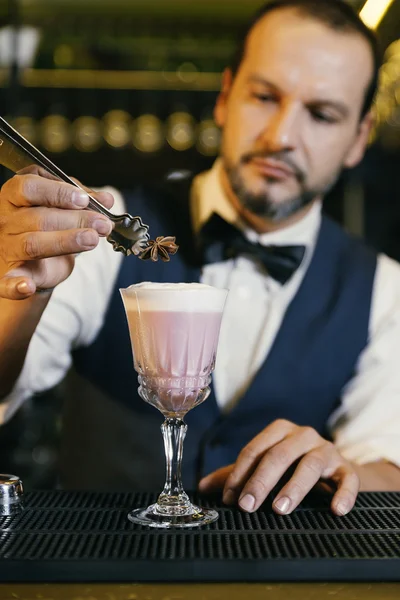 Barmen gece kulübünde kokteyl yapıyor — Stok fotoğraf