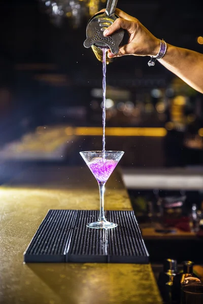 Barman is making cocktail at night club — Stock Photo, Image