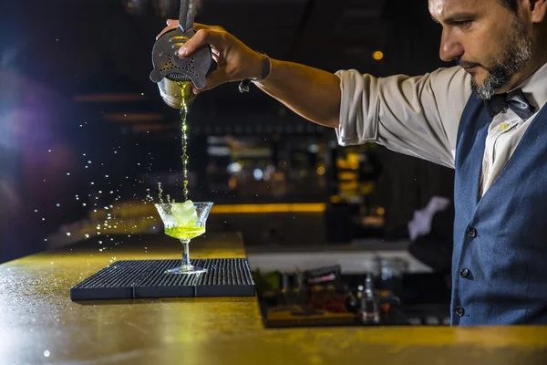 Barman is making cocktail at night club — Stock Photo, Image