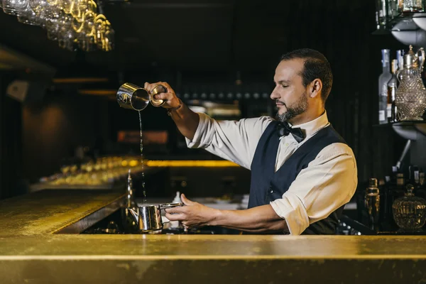 Barman är att göra cocktail på nattklubb — Stockfoto