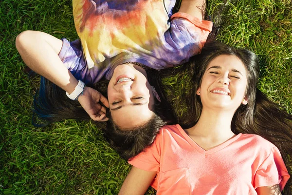 Belles adolescentes s'amusant dans le parc d'été. Extérieur — Photo