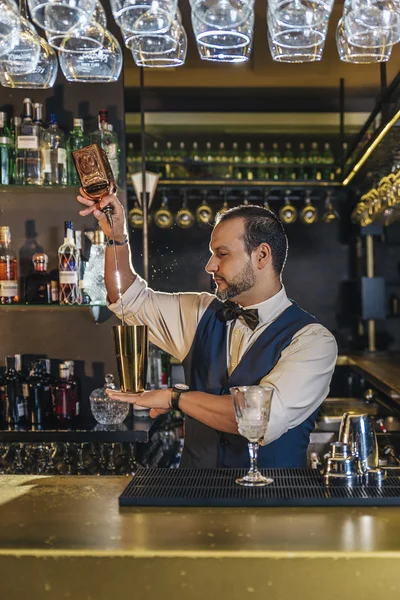 Barman är att göra cocktail på nattklubb — Stockfoto