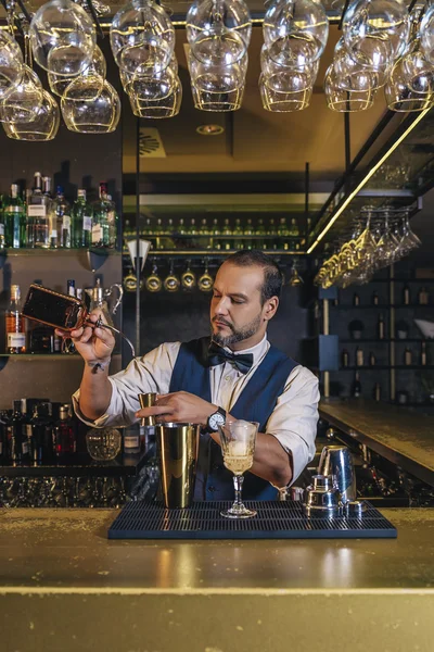 Barman está fazendo coquetel no clube noturno — Fotografia de Stock