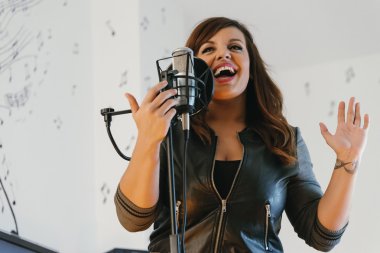 Yolu tarif etmek içinde şarkı güzel genç şarkıcı