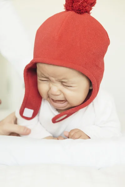 Niedliches kleines Mädchen weint in der Krippe — Stockfoto