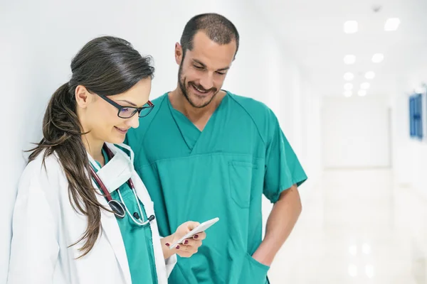 Arts en verpleegkundige met behulp van mobiele. — Stockfoto