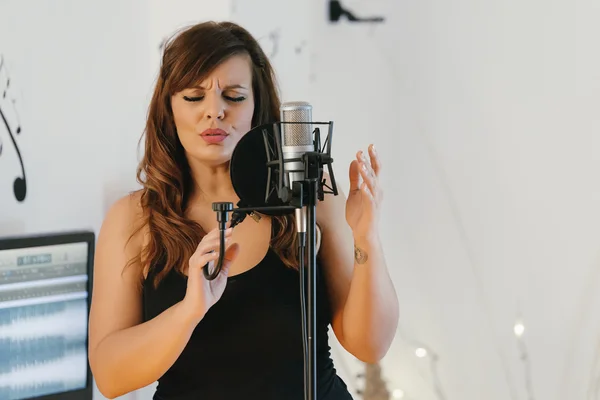 Bela jovem cantora cantando em direto — Fotografia de Stock