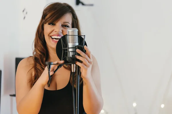 Krásná mladá zpěvačka zpívá v přímém — Stock fotografie