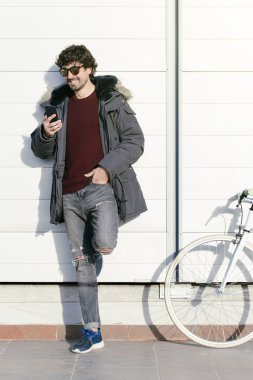 Yakışıklı delikanlı ile hareket eden telefon sokakta.