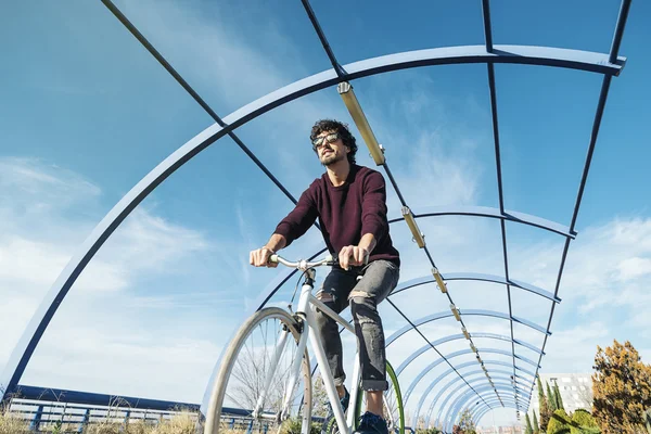 Bello giovanotto con bici a scatto fisso . — Foto Stock