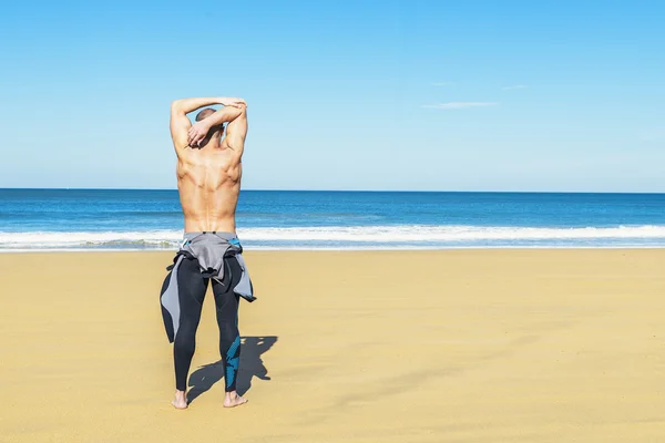 Fitness homme nageur entraînement étirement — Photo