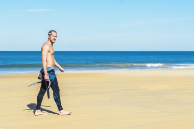 Yakışıklı yüzücü Yüzme başlamak için hazır