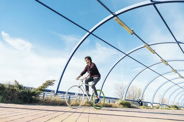Knappe jongeman met fietsen met vaste versnellingen. — Stockfoto