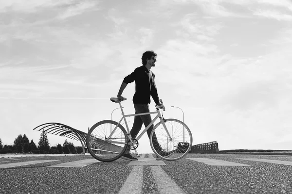 固定ギアの自転車でハンサムな若い男. — ストック写真