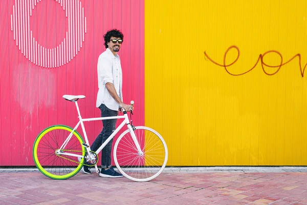 Knappe jongeman met fietsen met vaste versnellingen. — Stockfoto