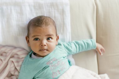Şirin Bebek kız beşik içinde yalan
