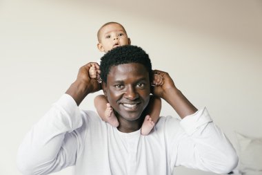 Onun bebeği piggybacking mutlu baba.