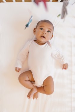 Şirin Bebek kız beşik içinde yalan