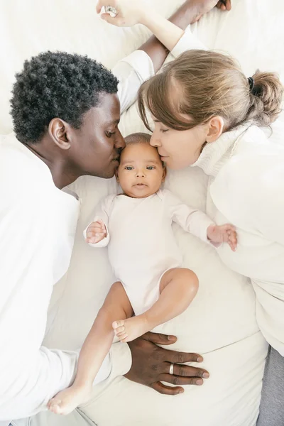 Familia feliz, madre, padre y bebé . — Foto de Stock