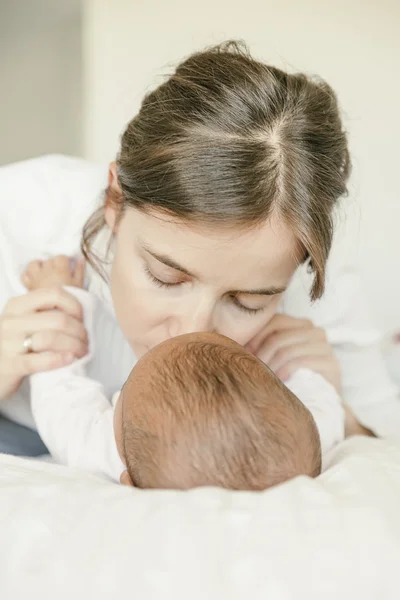 Retrato de una madre con su bebé en casa . — Foto de Stock