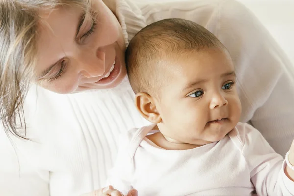 Retrato de una madre con su bebé en casa . — Foto de Stock