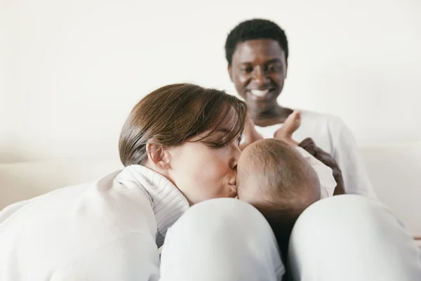 Familia feliz, madre, padre y bebé . — Foto de Stock