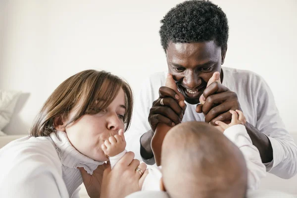 Familia feliz, madre, padre y bebé . — Foto de Stock