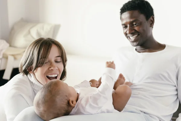 Familia feliz, madre, padre y bebé . — Foto de Stock