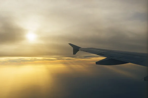 Uitzicht vanaf het vliegtuig op een prachtige zonsondergang — Stockfoto