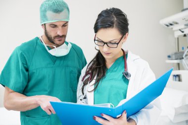 Tıbbi ekip işçiler bir tıbbi rapor incelenmesi