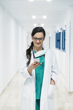 Doktor hastanede cep telefonu üzerinde yazma.