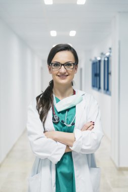 Gülümseyen güzel doktor hastanede. Ayakta.