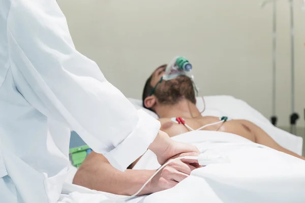 Doutor está cuidando de um paciente doente . — Fotografia de Stock