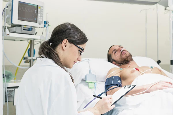 Doctor is de zorg van een zieke patiënt. — Stockfoto