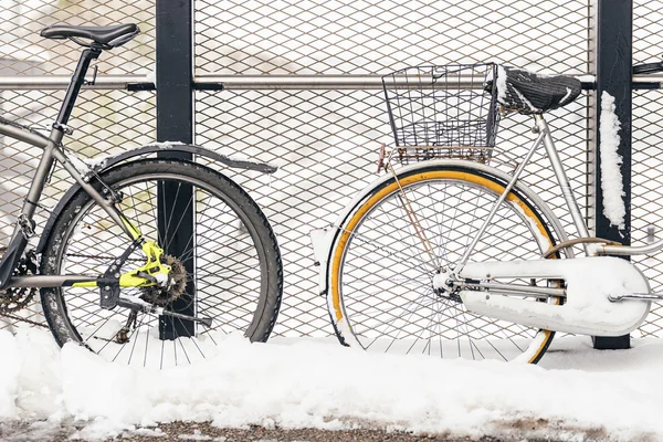 Jízdní kola na ulici proti drátu v zimě. — Stock fotografie