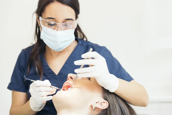 Tandläkare med en patient under en dental intervention. — Stockfoto