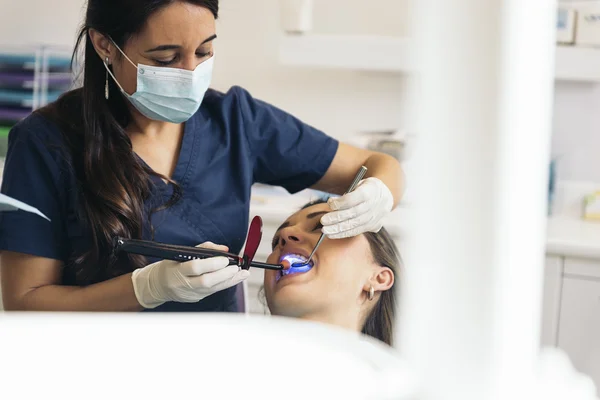 Tandläkare med en patient under en dental intervention. — Stockfoto