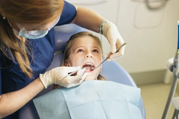 Dentistes avec un patient lors d'une intervention dentaire à la fille . — Photo